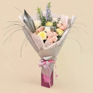 Букет-микс из пионовидных роз, кустовых роз и дельфиниума — фото 3