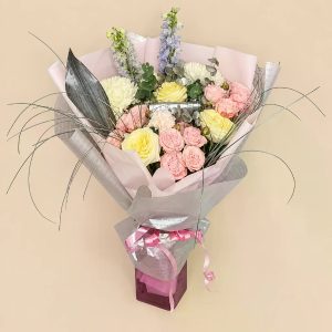 Букет-микс из пионовидных роз, кустовых роз и дельфиниума — фото 4