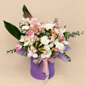 Пышная коробка с орхидеями, розовыми тюльпанами и эвкалиптом — фото 1