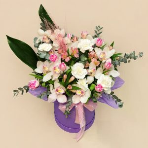 Пышная коробка с орхидеями, розовыми тюльпанами и эвкалиптом — фото 4