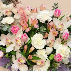 Пышная коробка с орхидеями, розовыми тюльпанами и эвкалиптом — фото 2